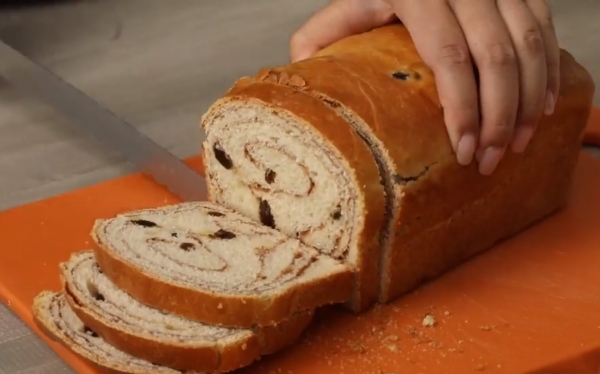Хлеб с изюмом и корицей
